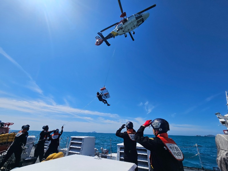 헬기와 합동훈련을 진행하는 여수해경.jpg